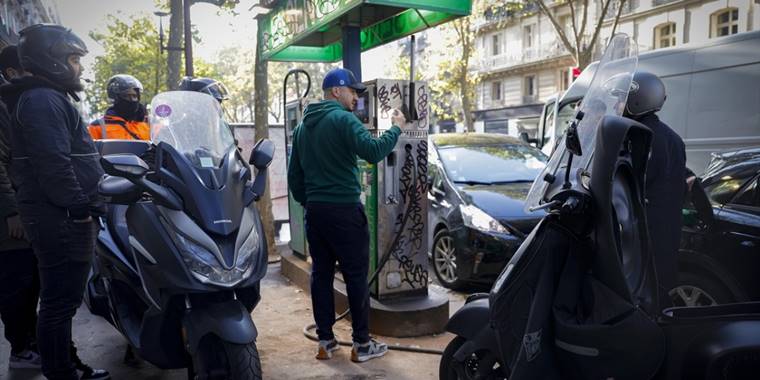 Fransa'da benzin kuyrukları gündelik hayatın bir parçası halini aldı