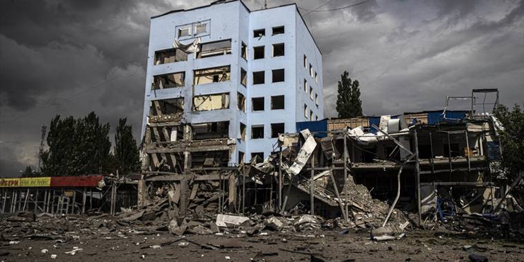 Ukrayna: Rus güçlerinin Mıkolayiv'de bir apartmana düzenlediği saldırıda 5 kişi öldü