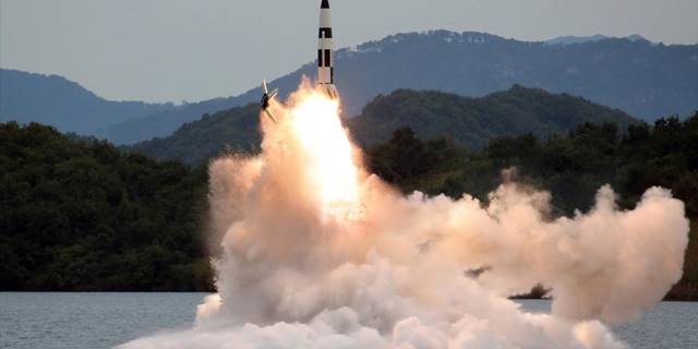 Güney Kore: Kuzey, kısa menzilli balistik füze fırlattı ve 170 topçu ateşi açtı