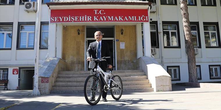 Çevreci kaymakamın gözde ulaşım aracı, makamına gidip geldiği bisikleti