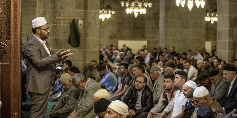 Erzurum'da işitme engellilere cuma hutbesi "işaret dili" ile aktarılıyor