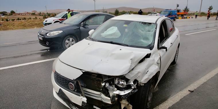 Eskişehir'de otomobil ile motosikletin çarpıştığı kazada 1 kişi öldü, 1 kişi yaralandı