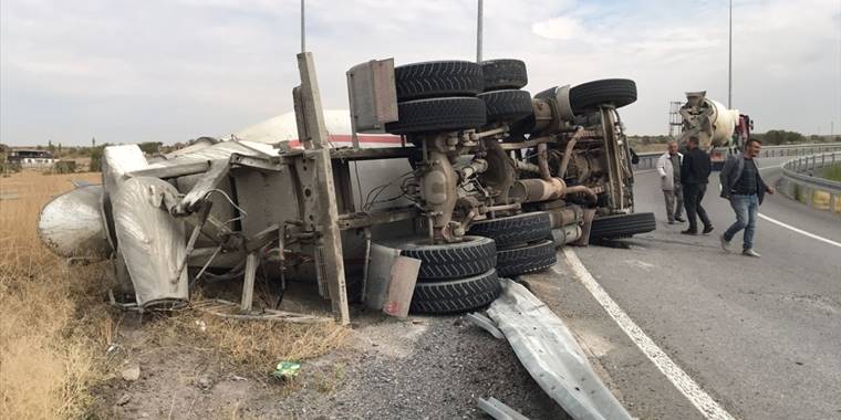 Kayseri'de virajı alamayan beton mikseri devrildi