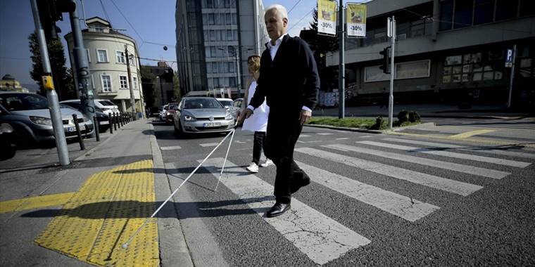 Bosna Hersek'in "beyaz bastonluları" sosyal hayatın parçası olmak için mücadele ediyor