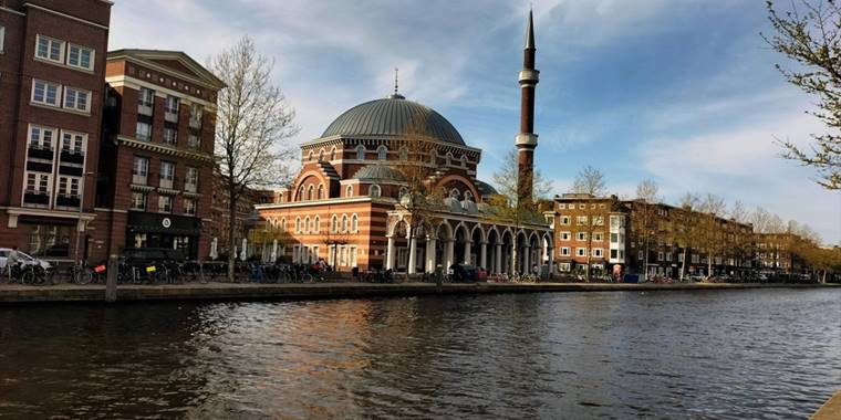 Amsterdam Belediyesi camilerden LGBT bildirisini imzalamalarını istiyor