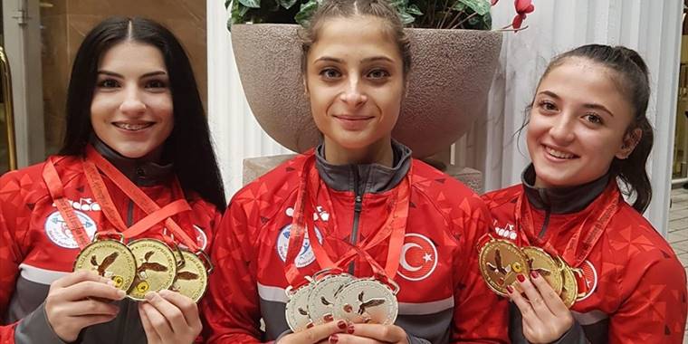 Genç milli haltercilerden Avrupa Şampiyonası'nın ilk gününde 6'sı altın 9 madalya