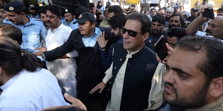 Pakistan'da eski Başbakan Han, ara seçimleri önde tamamladı