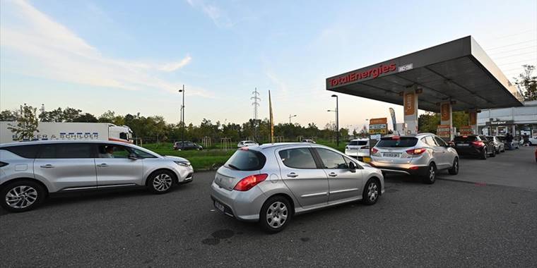 Fransa'da akaryakıt tedarikini sekteye uğratan grevler 5 rafineride sürüyor