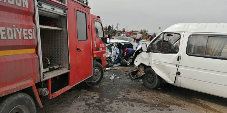 Sorgun'da minibüs ile otomobilin çarpıştığı kazada 1 kişi öldü, 2 kişi yaralandı