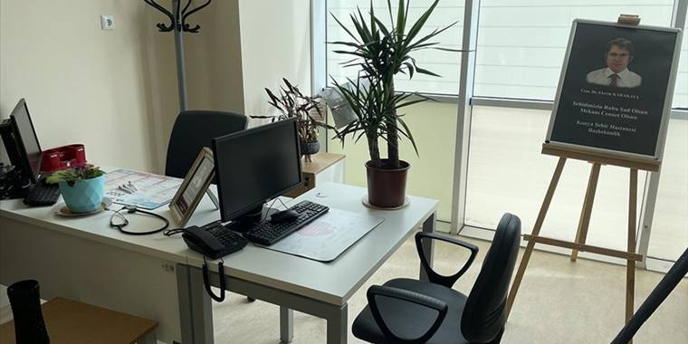 Doktor Ekrem Karakaya'nın hatırası, hastanedeki odasında yaşatılıyor