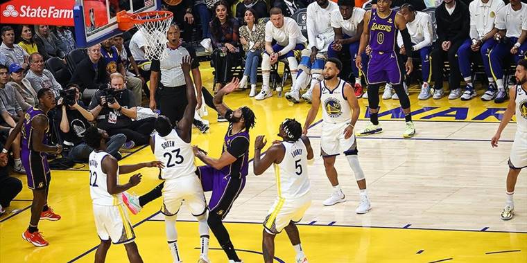 NBA'de son şampiyon Warriors sezonu galibiyetle açtı