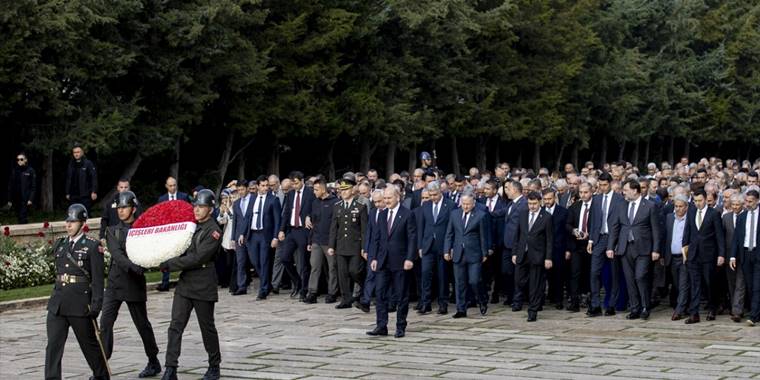 İçişleri Bakanı Soylu ve beraberindekiler, Muhtarlar Günü dolayısıyla Anıtkabir'i ziyaret etti