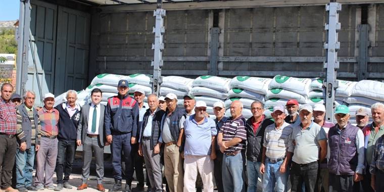 Sarıveliler Kaymakamı Mehmet Bircan çiftçilere gübre dağıttı