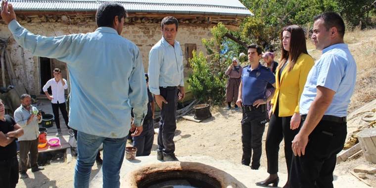 Başyayla Kaymakamı Seda Gür köylülerle pekmez kaynattı
