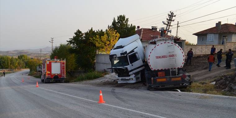 Çankırı'da arıza yapan akaryakıt tankeri sürücüsüz 100 metre geriye seyrederek yoldan çıktı