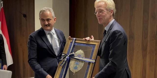 Milli Eğitim Bakanı Özer, Hollanda'da mevkidaşı Dijkgraaf ile görüştü