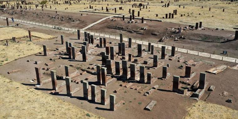 Ahlat Selçuklu Meydan Mezarlığı'nda 108 yeni mezar gün yüzüne çıkarıldı