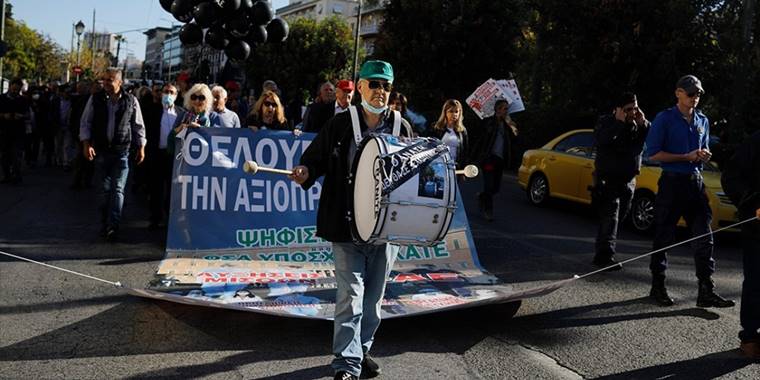 Atina'da sağlık çalışanları şartlarının iyileştirilmesi talebiyle gösteri düzenledi
