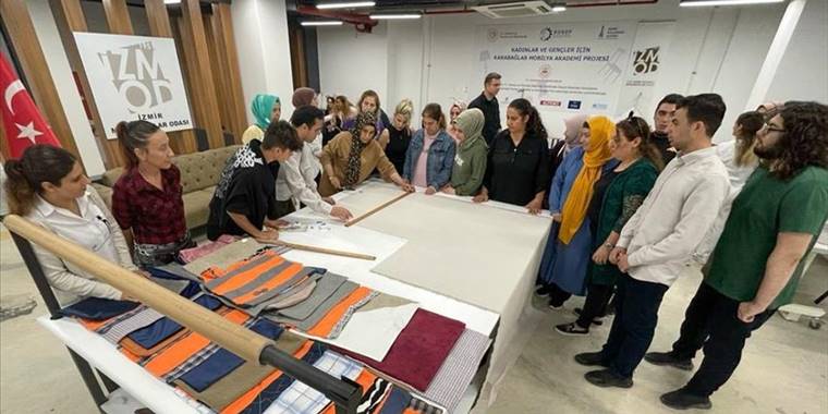 İzmir'deki "Mobilya Akademisi" 72 kişiyi iş sahibi yaptı