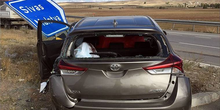 Sivas’ta kamyonet ile çarpışan otomobildeki 2 kişi yaralandı