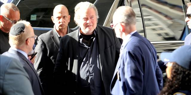 Trump'ın eski danışmanı Bannon'a "Kongreyi tahkir" davasında 4 ay hapis cezası verildi