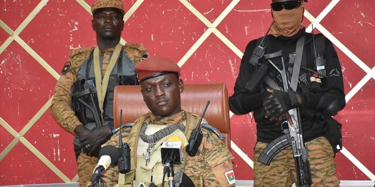 Burkina Faso'da darbeyle iktidarı ele geçiren Traore yemin etti