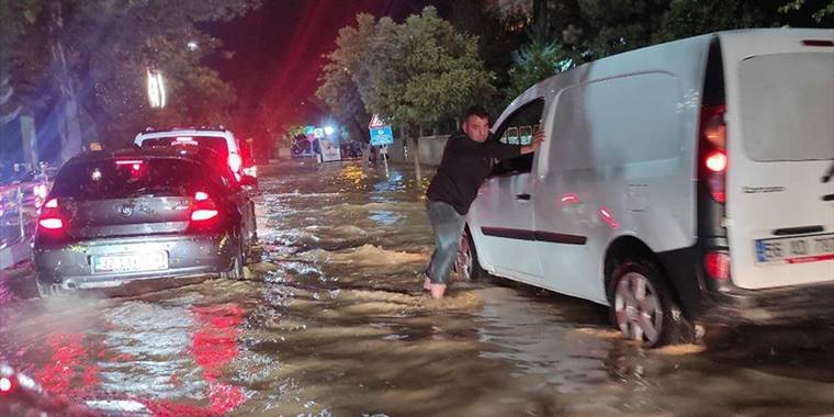 Siirt'te sağanak hayatı olumsuz etkiledi