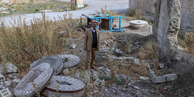 Van'daki depremde şans eseri hayatta kalanlar buruk sevinç yaşıyor