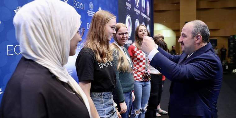 Avrupa Kızlar Bilgisayar Olimpiyatı'nda dereceye girenler ödüllendirildi