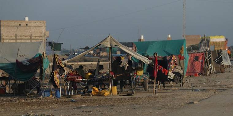 Pakistan'da yaklaşan kış çadırlarda yaşayan on binlerce selzedeyi endişelendiriyor