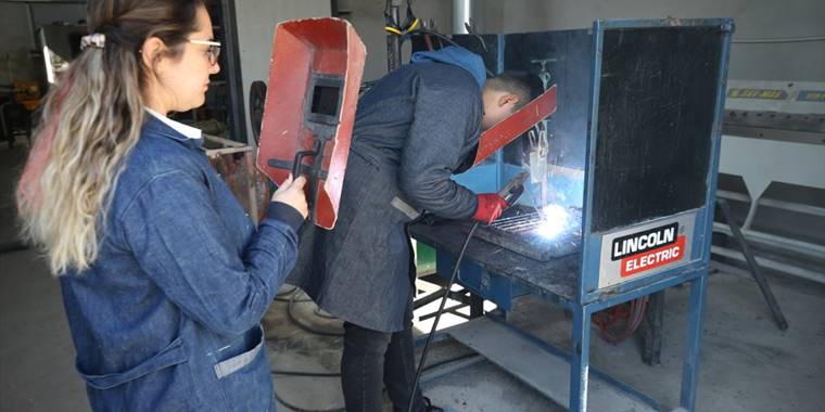 Meslek lisesi öğrencileri okulların ihtiyacı için basketbol potası üretiyor