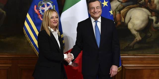 İtalya'nın yeni Başbakanı Meloni, görevi selefi Draghi'den devraldı