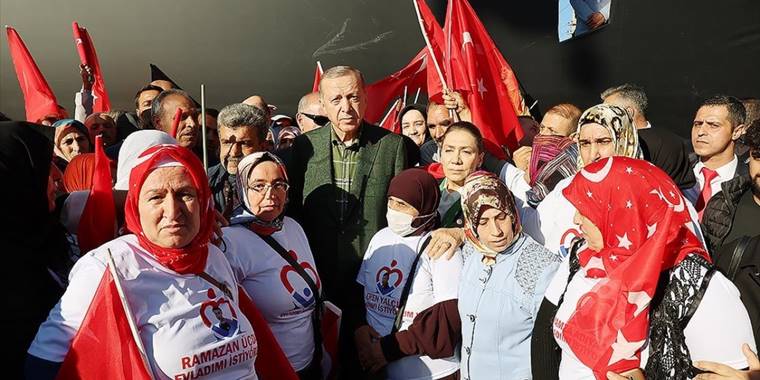 Cumhurbaşkanı Erdoğan, Diyarbakır anneleriyle bir araya geldi