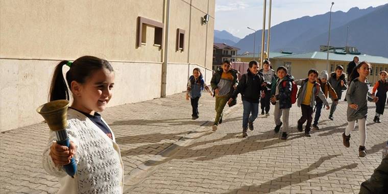 Artvin Yusufeli'nin yeni yerleşim yerinde ilk ders zili çaldı