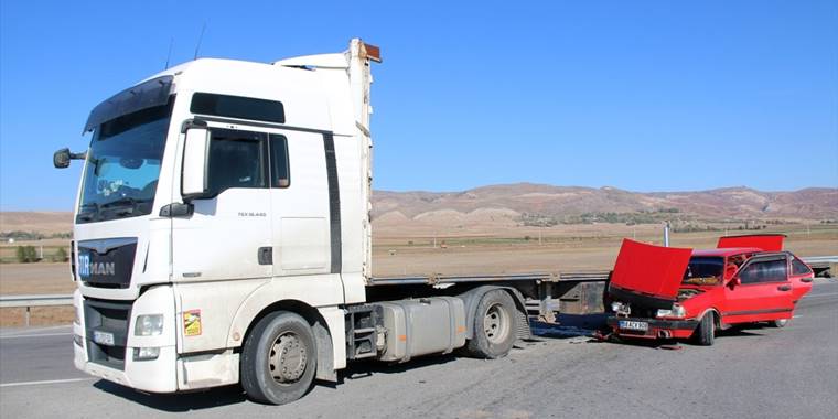 Sivas'ta tırla çarpışan otomobildeki biri çocuk, 3 kişi yaralandı