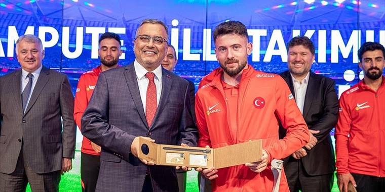THY yönetimi dünya şampiyonu olan Ampute Futbol Milli Takımı'nı ağırladı