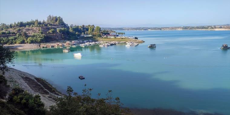 Seyhan Baraj Gölü'ndeki kaçak yapıların kıyıya çekilmesi işlemi tamamlandı