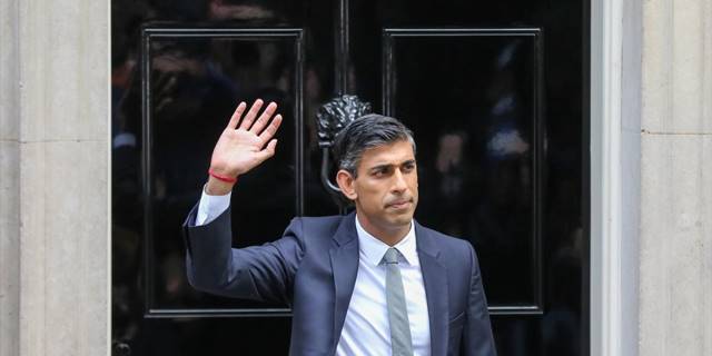 İngiltere'nin yeni başbakanının kökeni Pakistanlı ve Hintleri karşı karşıya getirdi