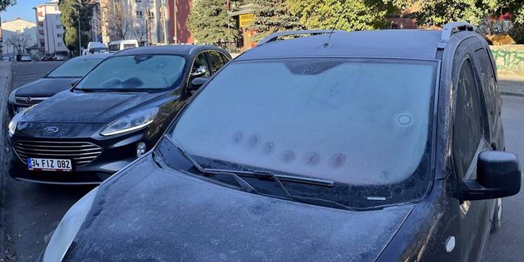 Ardahan ve Kars'ta soğuk hava nedeniyle araçların camları buz tuttu