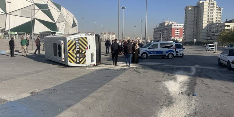 Konya'da öğrenci servisi ile otomobilin çarpıştığı kazada 17 kişi yaralandı