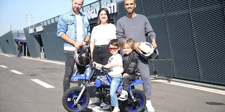 Kenan Sofuoğlu, motosikleti çalınan çocuğa oğlu Zayn'ın motosikletini hediye etti