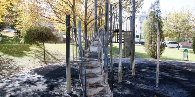 Eskişehir'de çocuk oyun parkına yakılarak zarar verildi