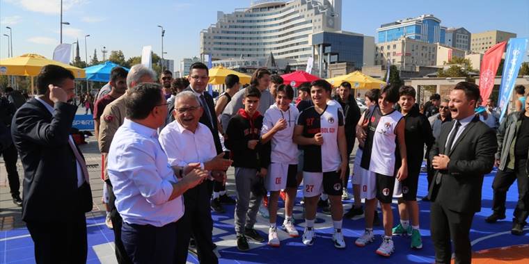 Vali Çiçek ile Başkan Büyükkılıç basketbol oynadı