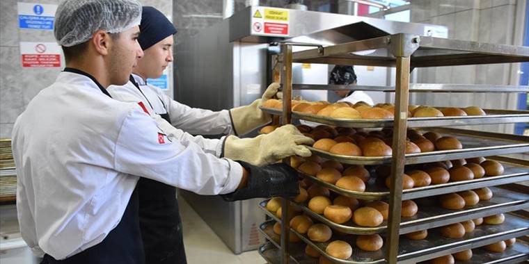 Eskişehir'de pansiyonlu okulların ekmeği meslek liselilerden