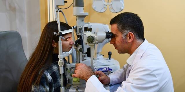 Karanlık dünyasını aydınlatan doktora çizdiği göz resmini hediye etti