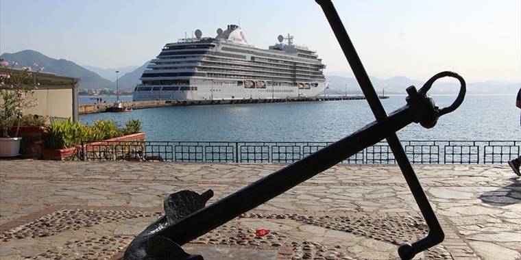 Yolcu gemisi "Seven Seas Explorer" Alanya Limanı'na demirledi