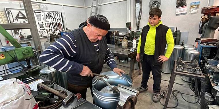 Ispartalı soba ustası, ata mesleğini ailenin beşinci kuşağına öğretiyor