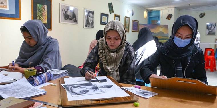 İntihar saldırısından kurtulan Afgan kızı, yaşadığı travmayı resimle atlatmaya çalışıyor