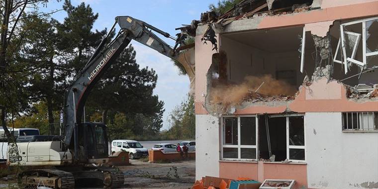 Edirne'de 'riskli bina' olarak belirlenen okul binası yıkılıyor