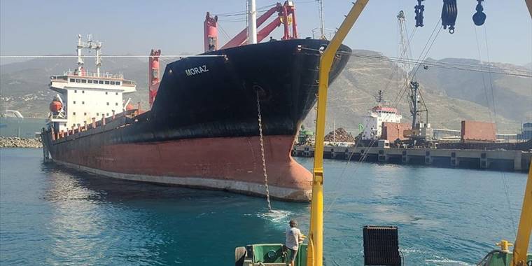İskenderun Körfezi'nde karaya oturan gemi yüzdürülerek İzmir'e götürülecek